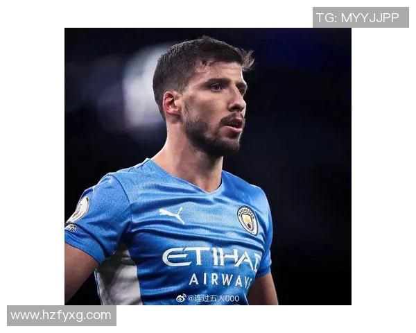 卫衣鲁本迪亚斯展现足球场外的时尚魅力与个人风格